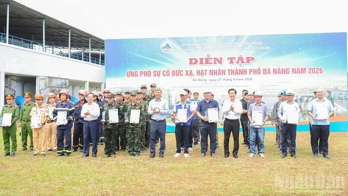 Ban tổ chức tặng Kỷ niệm chương và giấy chứng nhận cho các đơn vị tham gia diễn tập. (Ảnh: Công Vinh)