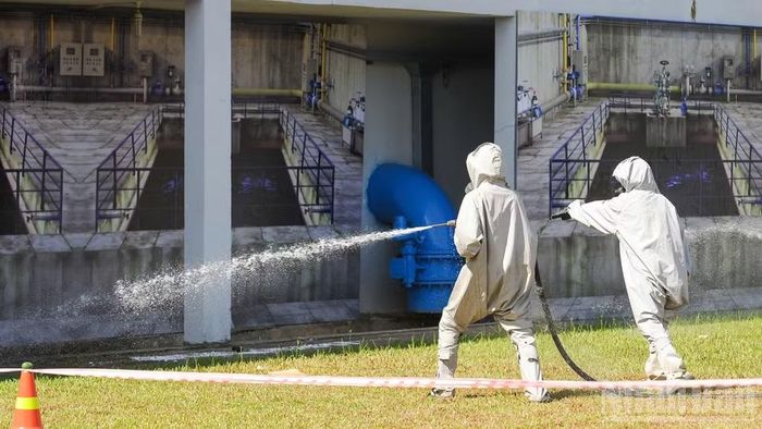 Diễn tập ứng phó tình huống giả định sự cố bức xạ, hạt nhân đối với tình huống nguồn nước sinh hoạt của thành phố bị nhiễm phóng xạ. (Ảnh: Công Vinh)