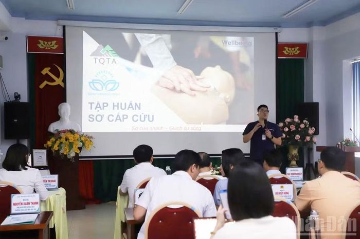 Tập huấn sơ cấp cứu tình huống hành khách ngừng tuần hoàn tại cơ sở lưu trú. (Ảnh: KHÁNH TOÀN)