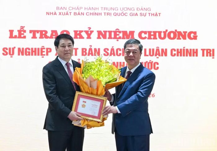 Nguyên Chủ tịch nước Lương Cường nhận Kỷ niệm chương "Vì sự nghiệp xuất bản sách lý luận, chính trị của Đảng và Nhà nước" do Nhà xuất bản Chính trị quốc gia Sự thật trao tặng. (Ảnh: DUY LINH)