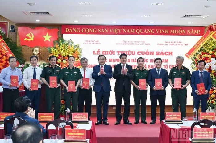 Trao tặng sách cho đại diện các ban, bộ, ngành Trung ương và các cơ quan. (Ảnh: DUY LINH)