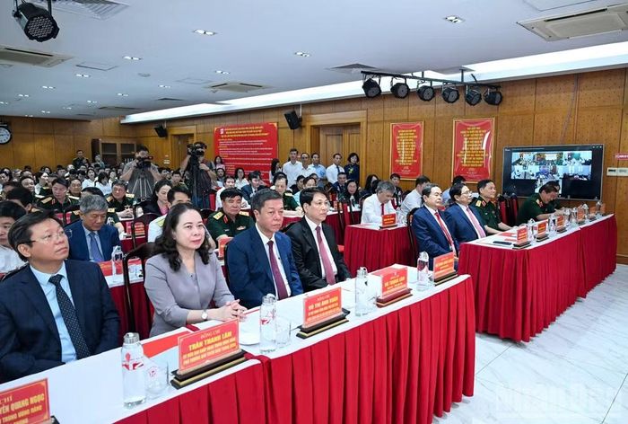 Các đồng chí lãnh đạo, nguyên lãnh đạo Đảng và Nhà nước cùng các đại biểu dự Lễ giới thiệu cuốn sách của nguyên Chủ tịch nước Lương Cường. (Ảnh: DUY LINH)