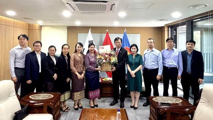 Cán bộ Đại sứ quán Lào tại Hàn Quốc đến thăm, tặng hoa và chúc mừng Đại sứ quán Việt Nam tại Hàn Quốc nhân kỷ niệm 81 năm Quốc khánh Việt Nam. (Ảnh: Đại sứ quán Việt Nam tại Hàn Quốc cung cấp)