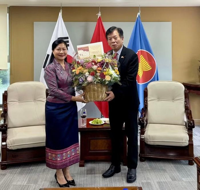 Đại sứ Lào Kaymany Oraboune tặng hoa, chúc mừng Đại sứ Vũ Hồ nhân kỷ niệm 81 năm Quốc khánh Việt Nam. (Ảnh: Đại sứ quán Việt Nam tại Hàn Quốc cung cấp)