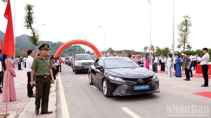 Đại biểu thực hiện nghi thức thông xe tại lễ khánh thành. (Ảnh: Đức Thắng)