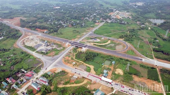 Tuyến đường có vai trò quan trọng trong tăng cường kết nối giữa các khu vực, tạo điều kiện thuận lợi để khai thác các tiềm năng về đô thị, du lịch, thương mại, dịch vụ và các nguồn lực phát triển của nhân dân trong vùng. (Ảnh: Đức Thắng)