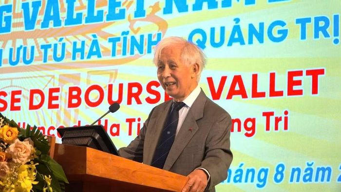 Giáo sư Trần Thanh Vân, Chủ tịch Hội Khoa học và Giáo dục Gặp gỡ Việt Nam tại Cộng hòa Pháp chia sẻ tại buổi lễ trao học bổng. (Ảnh: HƯƠNG GIANG)
