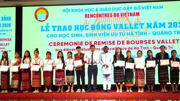 Tiến sĩ Espéran Padonou và đại diện lãnh đạo tỉnh Quảng Trị trao học bổng cho học sinh các trường dân tộc nội trú 2 tỉnh Quảng Trị và Hà Tĩnh. (Ảnh: HƯƠNG GIANG)