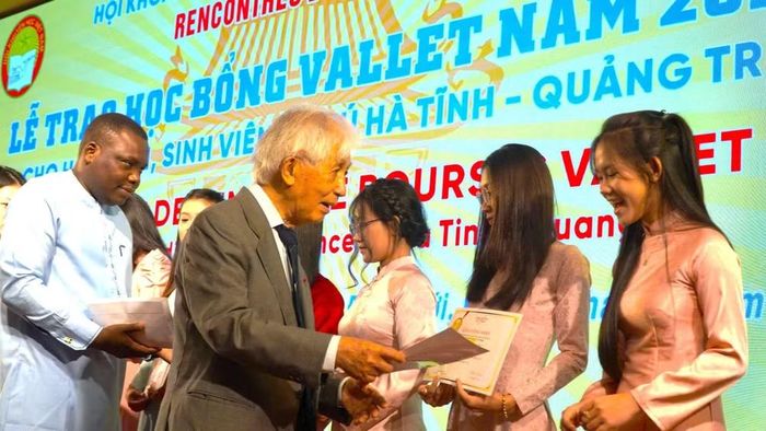 Giáo sư Trần Thanh Vân và Tiến sĩ Espéran Padonou trao học bổng cho sinh viên. (Ảnh: HƯƠNG GIANG)