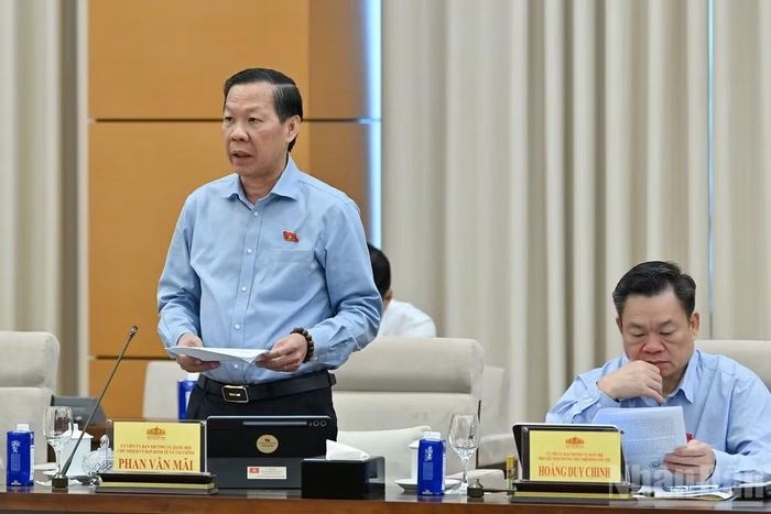 Chủ nhiệm Ủy ban Kinh tế và Tài chính Phan Văn Mãi trình bày Báo cáo thẩm tra sơ bộ. (Ảnh: THỦY NGUYÊN)