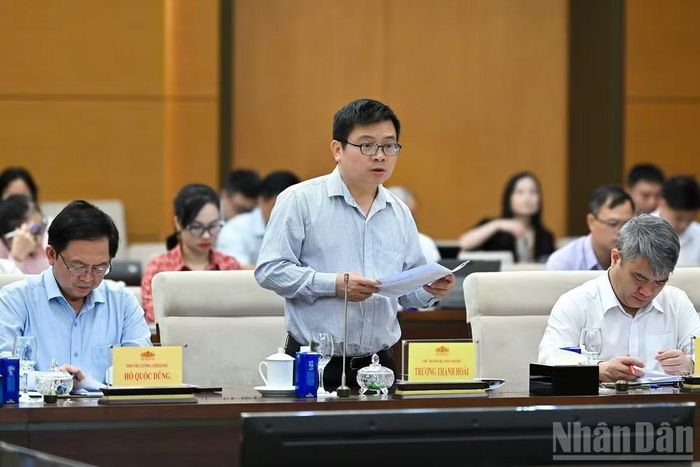 Thứ trưởng Công Thương Trương Thanh Hoài trình bày tờ trình tóm tắt dự án Luật. (Ảnh: THỦY NGUYÊN)