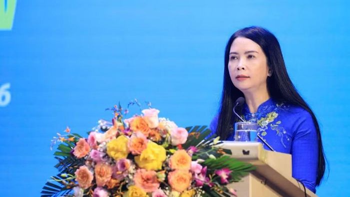 Phó Chủ tịch Thường trực Hội Liên hiệp Phụ nữ Việt Nam Trần Lan Phương trình bày các nội dung xin ý kiến tại hội nghị. (Ảnh: CTV)