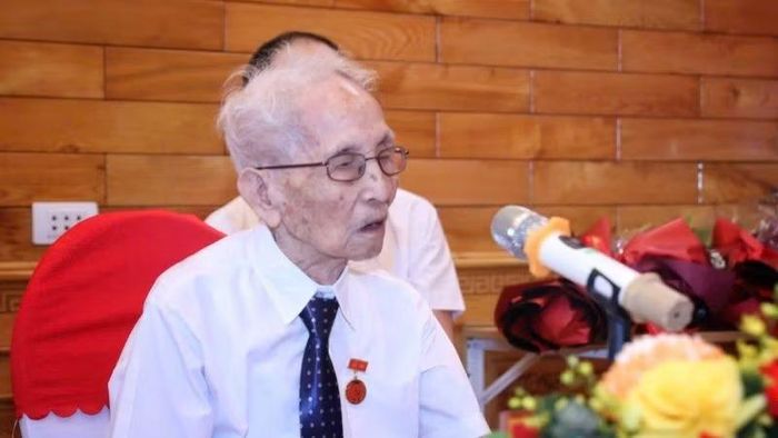 Đảng viên Nguyễn Thanh Mậu phát biểu tại buổi lễ. (Ảnh: DL)