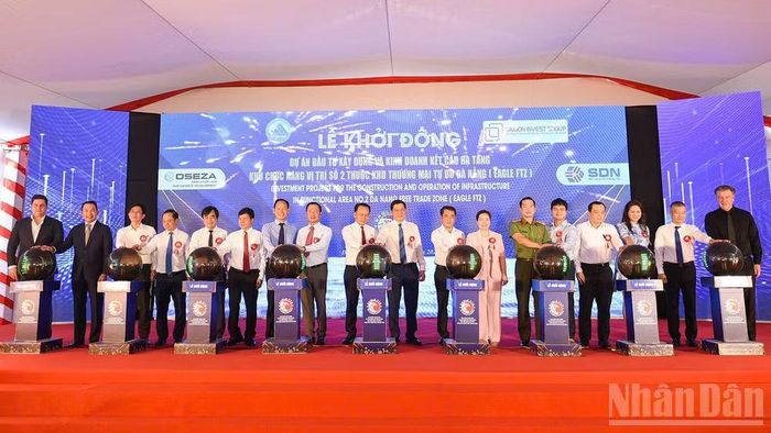 Đại biểu thực hiện nghi thức khởi động. (Ảnh: THANH TÂM)