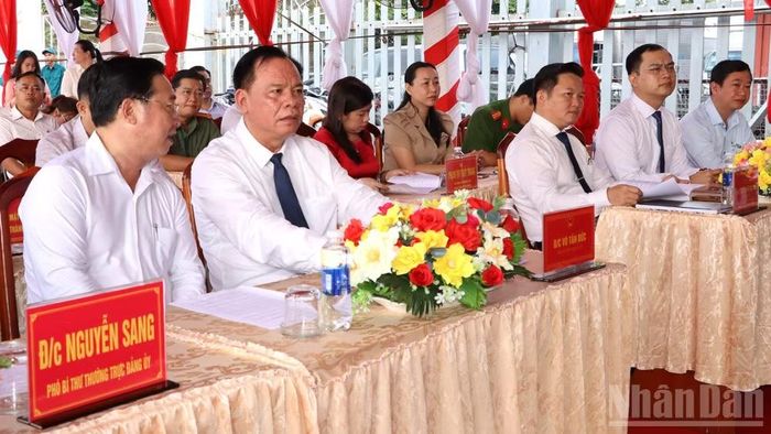 Phó Bí thư Thành ủy Đồng Nai Võ Tấn Đức (thứ hai từ trái qua), cùng lãnh đạo các sở, ngành và phường Long Thành tham dự buổi lễ. (Ảnh: THIÊN VƯƠNG)