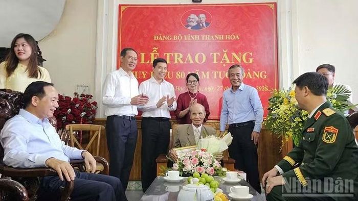 Thường trực Tỉnh ủy Thanh Hóa chúc mừng đảng viên được tặng Huy hiệu 80 năm tuổi Đảng. (Ảnh: Mai Luận)