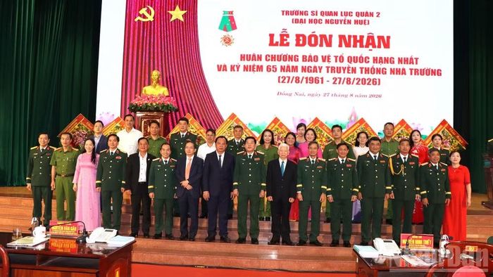 Nguyên Chủ tịch nước Nguyễn Minh Triết với các đại biểu tại buổi lễ.