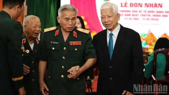 Nguyên Chủ tịch nước Nguyễn Minh Triết với nguyên lãnh đạo Trường Sĩ quan Lục quân 2.
