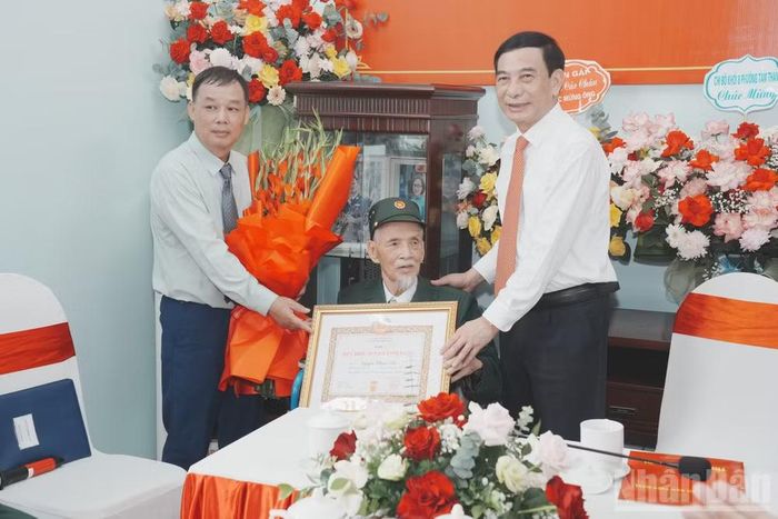 Đại tướng Phan Văn Giang, Ủy viên Bộ Chính trị, Phó Thủ tướng Chính phủ, Bộ trưởng Quốc phòng trao Huy hiệu 80 năm tuổi Đảng cho đồng chí Nguyễn Thuận An. (Ảnh: QUỐC ĐẠT)