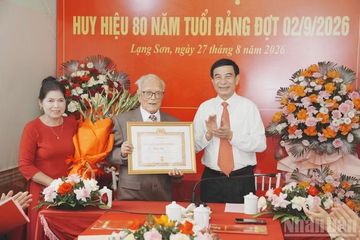 Đại tướng Phan Văn Giang, Ủy viên Bộ Chính trị, Phó Thủ tướng Chính phủ, Bộ trưởng Quốc phòng trao Huy hiệu 80 năm tuổi Đảng cho đồng chí Hoàng Hai. (Ảnh: QUỐC ĐẠT)