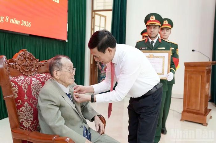 Đại tướng Phan Văn Giang, Ủy viên Bộ Chính trị, Phó Thủ tướng Chính phủ, Bộ trưởng Quốc phòng trao huy hiệu 80 năm tuổi Đảng cho đồng chí Hoàng Minh Khoa. (Ảnh: TRÍ DŨNG)