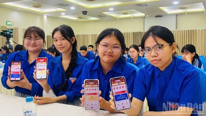 Cán bộ, đoàn viên, thanh niên, học sinh, sinh viên thực hành sử dụng dịch vụ công trực tuyến. (Ảnh: THANH PHONG)