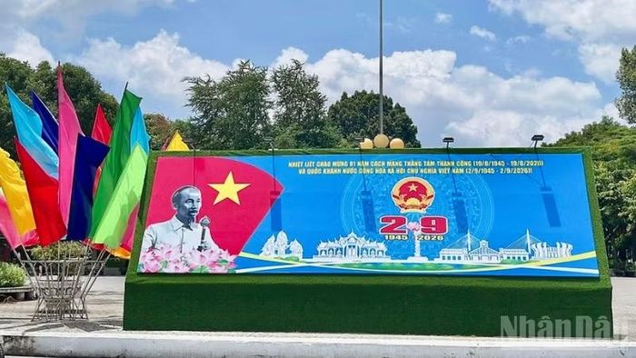 Tại các trụ sở cơ quan, đơn vị, công tác trang trí cũng được thực hiện trang trọng, đồng bộ. Cờ Đảng, cờ Tổ quốc cùng pano, khẩu hiệu được bố trí nổi bật, tạo không khí chính trị sôi nổi, hướng người dân về những ngày lễ lớn của đất nước. (Ảnh: VĂN ÚT)