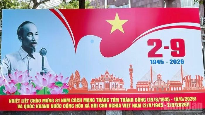 Từ phố phường đến khu dân cư, những lá cờ Tổ quốc tung bay trong nắng như gửi gắm niềm tự hào, sự tri ân và kỳ vọng về một chặng đường phát triển mới. (Ảnh: VĂN ÚT)