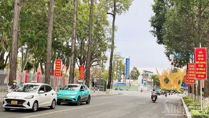 Bên cạnh hình thức tuyên truyền trực quan, việc kết hợp với các nền tảng truyền thông số tạo thêm cách thức truyền tải đa dạng, gần gũi. Những thông điệp lịch sử vì thế được đưa đến người dân, đặc biệt là thế hệ trẻ, bằng nhiều hình thức sinh động hơn. (Ảnh: VĂN ÚT)