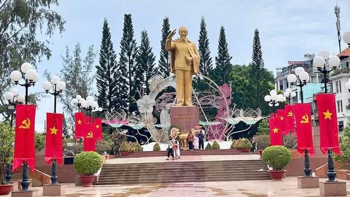 Rực rỡ cờ hoa trong những ngày tháng Tám tại khu vực tượng đài Bác Hồ ở bến Ninh Kiều, thành phố Cần Thơ. (Ảnh: VĂN ÚT)