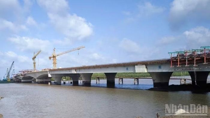 Cầu Ba Lai 8 góp phần thúc đẩy phát triển kinh tế khu vực ven biển tỉnh Vĩnh Long. (Ảnh: HOÀNG TRUNG)