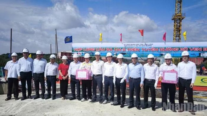 Lãnh đạo tỉnh Vĩnh Long tặng quà động viên cán bộ, công nhân thi công tại công trình cầu Ba Lai 8. (Ảnh: HOÀNG TRUNG)