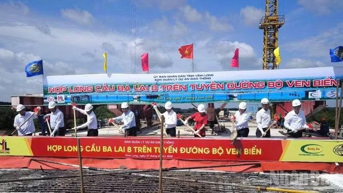 Đại biểu tham dự buổi lễ thực hiện nghi thức hợp long công trình cầu Ba Lai 8 trên tuyến đường bộ ven biển. (Ảnh: HOÀNG TRUNG)