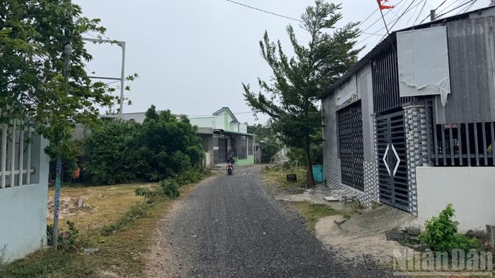 Dự án nâng cấp đường giao thông N4 và D9.1 (xã Liên Hương) còn vướng mặt bằng. (Ảnh: THANH HẢI)