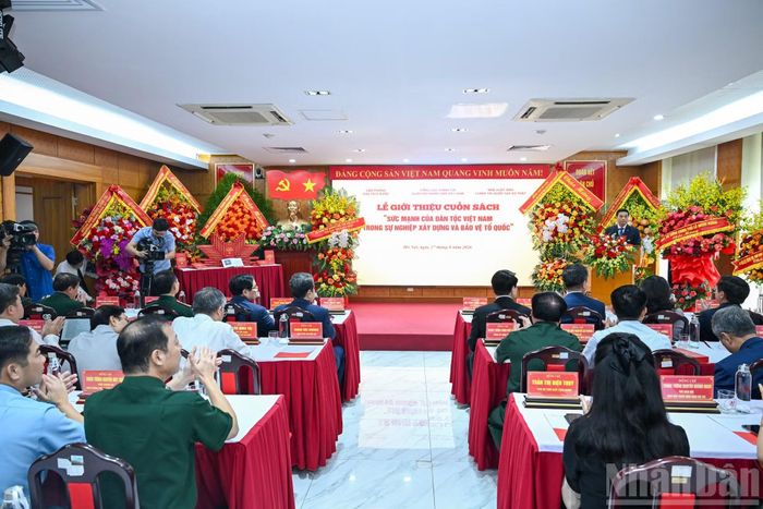 Quang cảnh Lễ giới thiệu sách "Sức mạnh của dân tộc Việt Nam trong sự nghiệp xây dựng và bảo vệ Tổ quốc" của nguyên Ủy viên Bộ Chính trị, nguyên Chủ tịch nước Lương Cường. (Ảnh: DUY LINH)