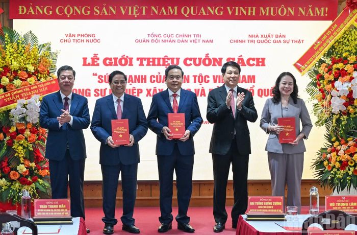 Nguyên Chủ tịch nước Lương Cường trao sách tặng Chủ tịch Quốc hội Trần Thanh Mẫn, nguyên Thủ tướng Chính phủ Phạm Minh Chính, Phó Chủ tịch nước Võ Thị Ánh Xuân. (Ảnh: DUY LINH)