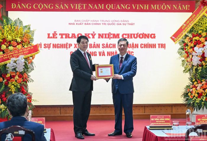 Giám đốc, Tổng Biên tập Nhà xuất bản Chính trị quốc gia Sự thật Vũ Trọng Lâm trao Kỷ niệm chương “Vì sự nghiệp xuất bản sách lý luận, chính trị của Đảng và Nhà nước” tặng nguyên Chủ tịch nước Lương Cường. (Ảnh: DUY LINH)
