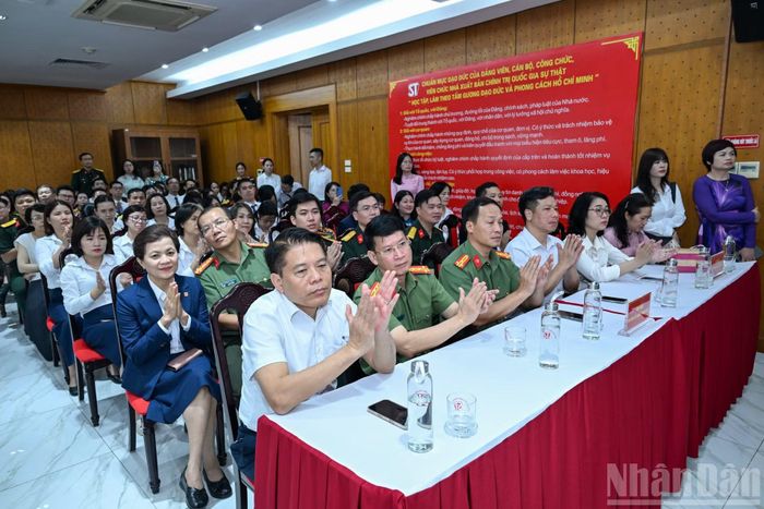Các đại biểu dự buổi lễ. (Ảnh: DUY LINH)
