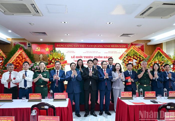 Chủ tịch Quốc hội Trần Thanh Mẫn, nguyên Chủ tịch nước Lương Cường, nguyên Thủ tướng Chính phủ Phạm Minh Chính, Phó Chủ tịch nước Võ Thị Ánh Xuân và các đại biểu dự buổi lễ. (Ảnh: DUY LINH)