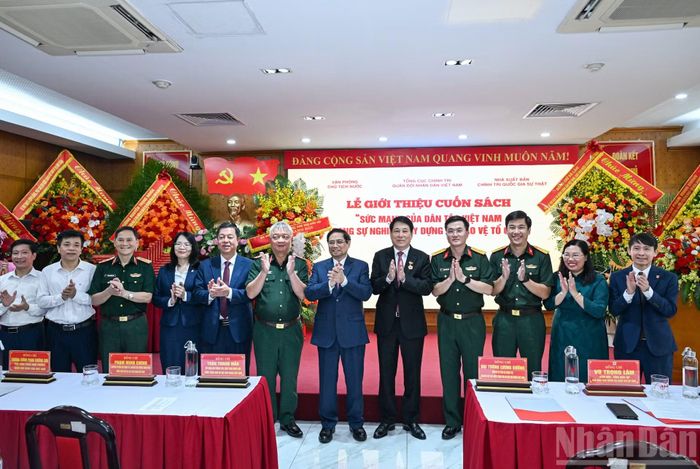 Nguyên Chủ tịch nước Lương Cường, nguyên Thủ tướng Chính phủ Phạm Minh Chính và các đại biểu dự buổi lễ. (Ảnh: DUY LINH)