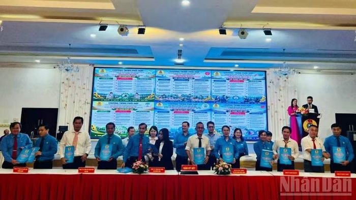 Đại diện các đơn vị tham gia ký kết chương trình phối hợp thực hiện phong trào thi đua. (Ảnh: HOÀNG TRUNG)