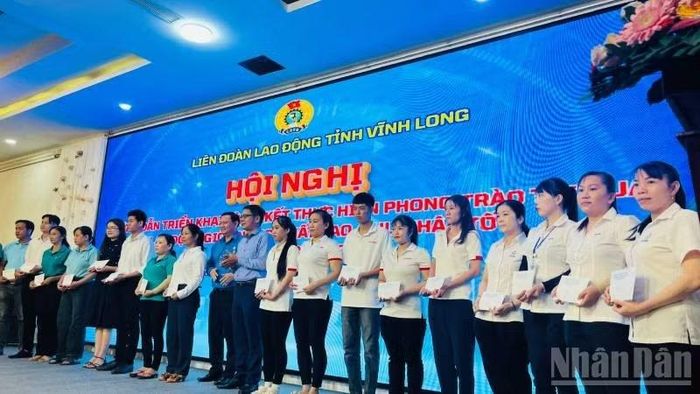 Tặng quà cho người lao động có hoàn cảnh khó khăn. (Ảnh: HOÀNG TRUNG)