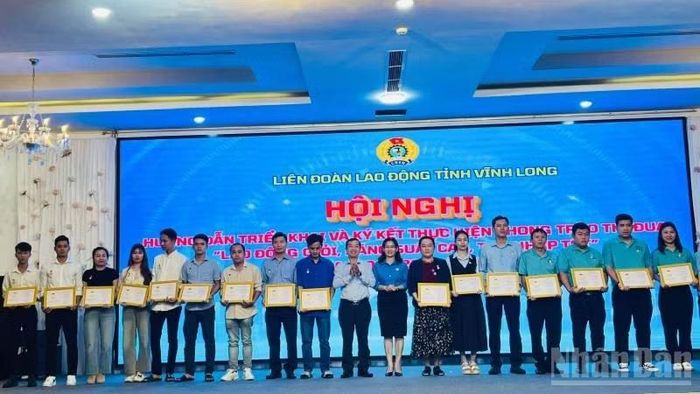 Tặng Bằng Lao động sáng tạo cho cán bộ, đoàn viên. (Ảnh: HOÀNG TRUNG)