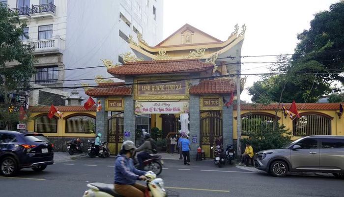 Chung quanh Linh Quang Tịnh xá, đường Trương Công Định không còn cảnh bán chim hoang dã. (Ảnh: LÊ ĐÌNH THÌN)