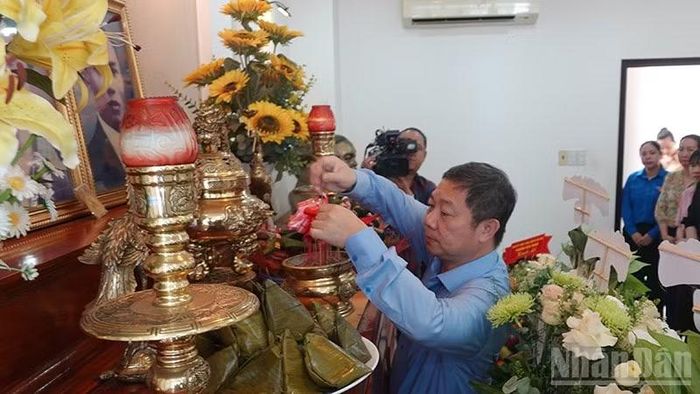 Đồng chí Dương Anh Đức, Trưởng Ban Tuyên giáo Thành ủy thắp hương tưởng niệm đồng chí Nguyễn Thị Minh Khai. (Ảnh: LINH BẢO)