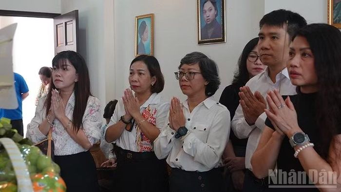 Nhiều đoàn đến thắp hương tưởng nhớ đồng chí Nguyễn Thị Minh Khai. (Ảnh: LINH BẢO)