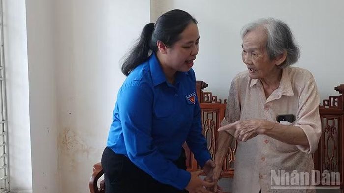 Đại diện thế hệ trẻ Thành phố Hồ Chí Minh thăm hỏi bà Lê Nguyễn Hồng Minh, con đồng chí Nguyễn Thị Minh Khai. (Ảnh: LINH BẢO)