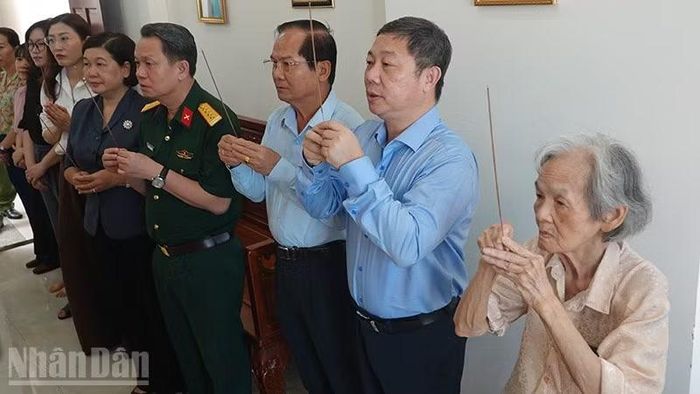 Đoàn lãnh đạo Thành phố Hồ Chí Minh thắp hương tưởng niệm đồng chí Nguyễn Thị Minh Khai. (Ảnh: LINH BẢO)
