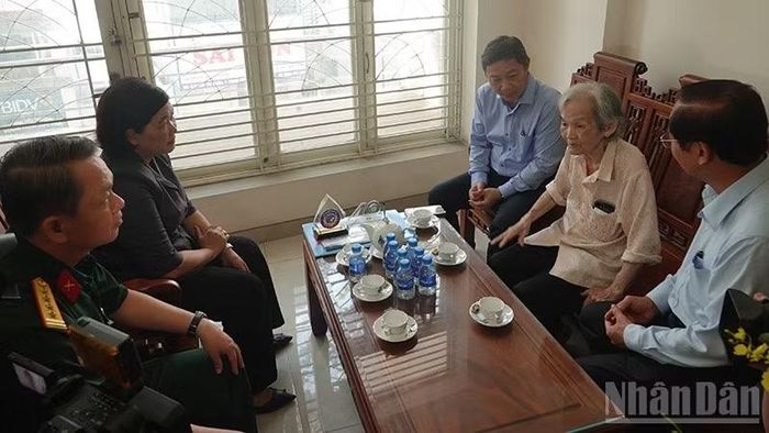 Đoàn lãnh đạo Thành phố Hồ Chí Minh thăm hỏi bà Lê Nguyễn Hồng Minh, con đồng chí Nguyễn Thị Minh Khai. (Ảnh: Linh Bảo)
