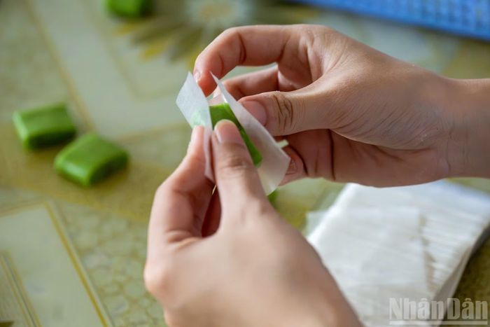 Sự khéo léo và tỉ mỉ trong từng công đoạn của người thợ làm kẹo luôn thu hút sự chú ý của du khách.